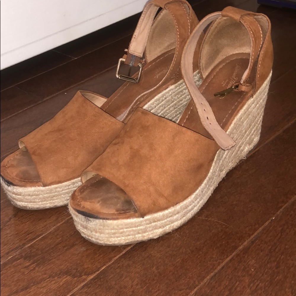 Universal threads brown wedges